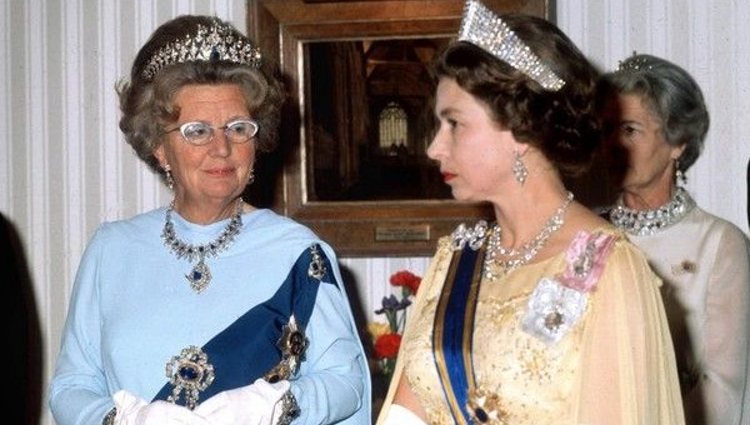 Juliana de Holanda con la Reina Isabel II de Inglaterra | Pinterest