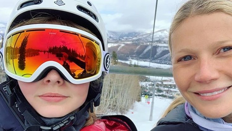 Gwyneth Paltrow y su hija Apple Martin en la nieve