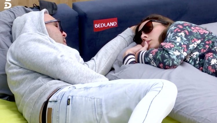 Kiko Rivera e Irene Rosales hablando en la cama del tema | Foto: telecinco.es