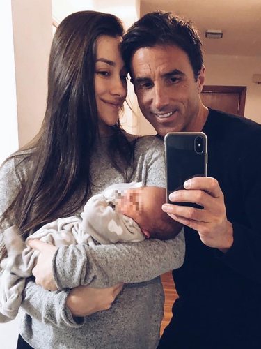 Adara y Hugo con el pequeño Martín | Foto: Instagram