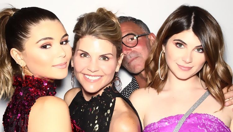 Lori Loughlin y Mossimo Giannulli y sus dos hijas Isabella y Olivia posan juntos por el cumpleaños de esta última / Foto: Instagram Olivia