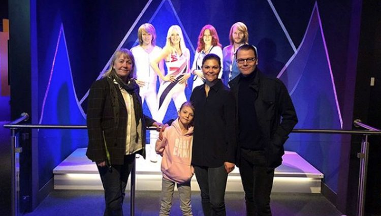 Victoria y Daniel de Suecia con su hija Estela en el Museo ABBA