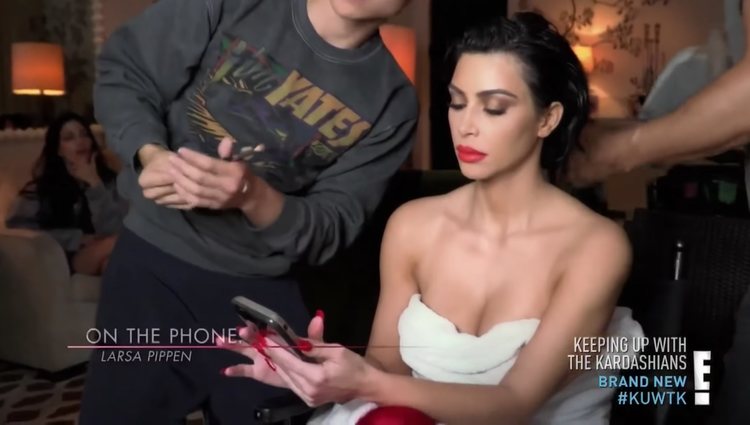 Kim K. viendo el vídeo de Kanye W. anunciando que se mudaba | Foto: E!