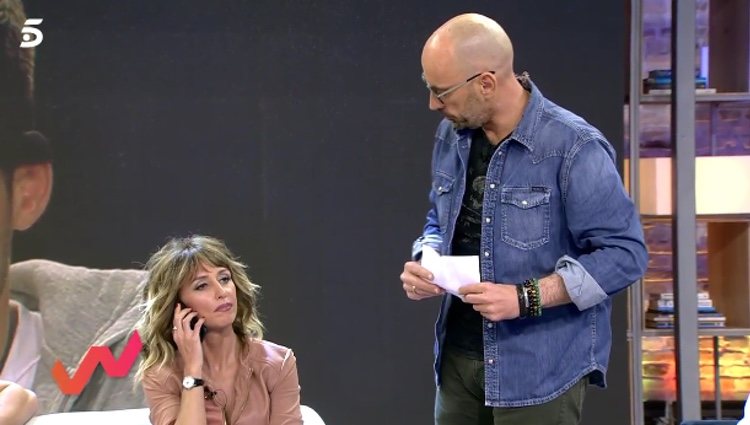 Emma García escuchando a Isabel Pantoja / Telecinco.es