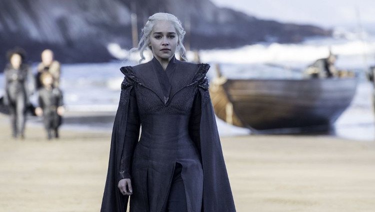 Daenerys desembarcando en la playa de Rocadragón