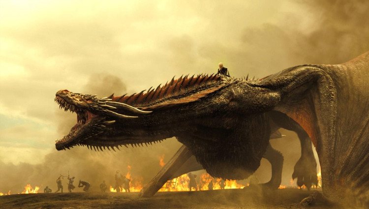 Daenerys a lomos de Drogon durante la batalla contra los Lannisters