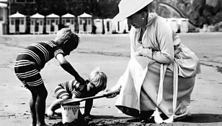 La Reina Victoria Eugenia jugando con sus hijos Juan y Gonzalo en la playa | Pinterest