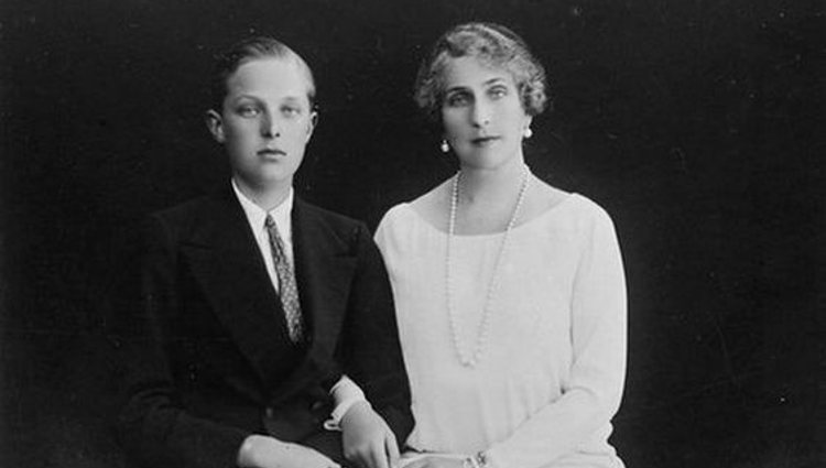 Alfonso de Borbón con su madre, la Reina Victoria Eugenia | Pinterest