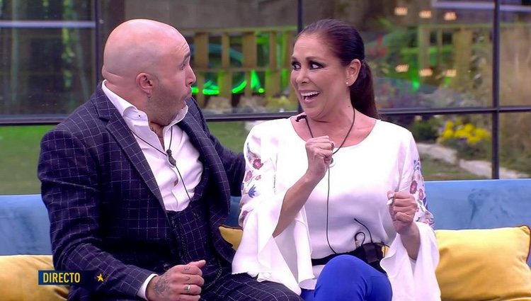 Isabel Pantoja contándole a Kiko Rivera lo de 'Supervivientes' / Telecinco.es