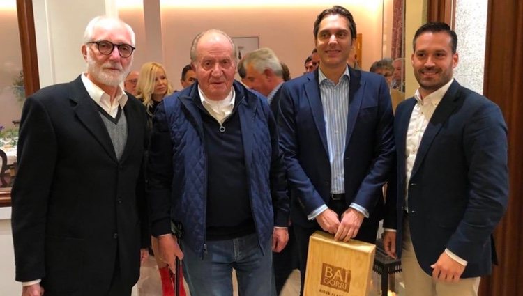 El Rey Juan Carlos durante su visita a las bodegas Granbazán de Tremoedo