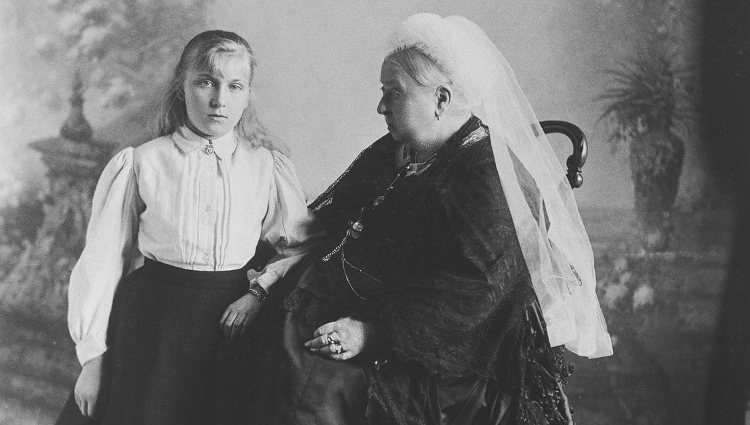 Victoria Eugenia de Battenberg con su abuela, la Reina Victoria | Royal Collection Trust