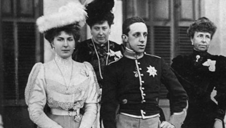 Victoria Eugenia de Battenberg y Alfonso XIII el día de su compromiso, seguidos de la Princesa Beatriz y la Reina María Cristina | Pinterest