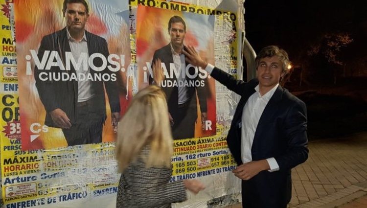 Damián Macías junto a un cartel de Albert Rivera/ Foto: Twitter