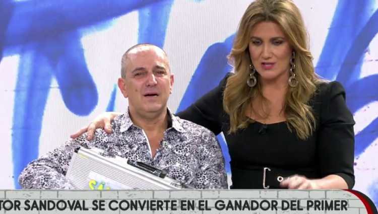 Víctor Sandoval muy emocionado con el maletín/foto:telecinco.es