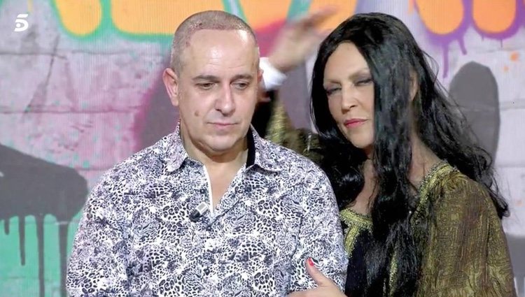 Víctor Sandoval y Lydia Lozano antes de conocer el nombre del ganador de 'Sálvame Okupa' / Telecinco.es