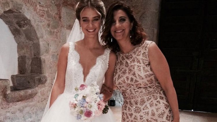 Laura Escanes con su madre el día de su boda/ Foto: Instagram