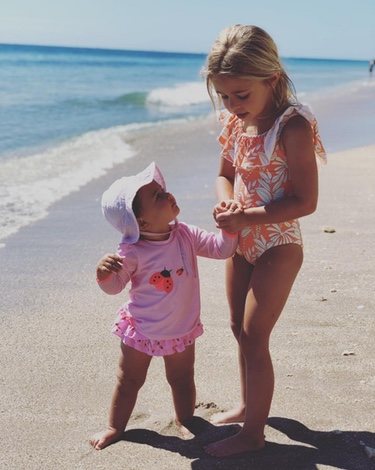 Leonor y Adrienne de Suecia en la playa