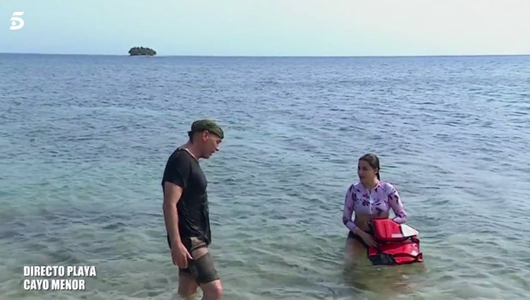 Mónica Hoyos y Carlos Lozano reencontrándose en la playa / Telecinco.es