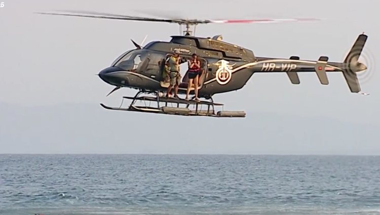 Isabel Pantoja antes de saltar del helicóptero | Foto: Telecinco