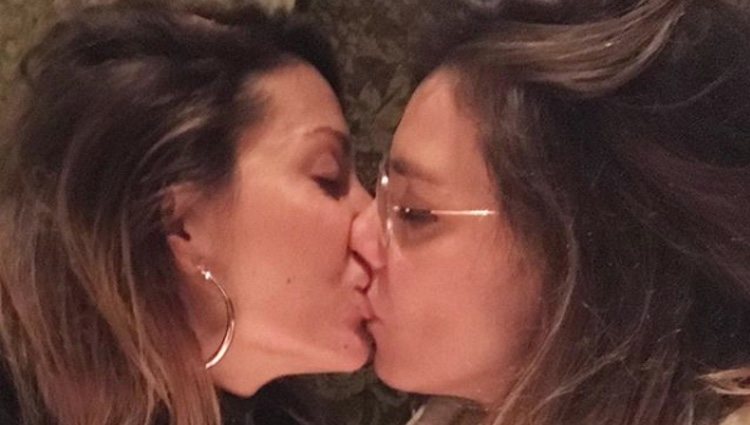 Fotografía del beso entre Nagore Robles y Sandra Barneda / Instagram