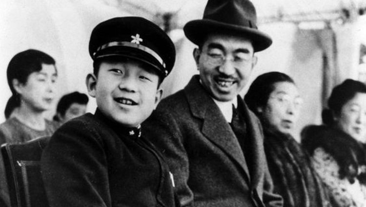 El Príncipe Akihito con su padre, el Emperador Hirohito | Pinterest