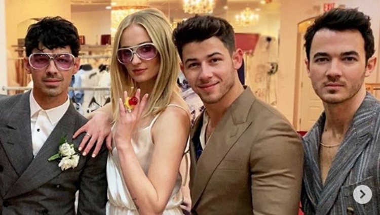 Joe Jonas, Sophie Turner, Nick Jonas y Kevin Jonas durante la boda l Foto: Instagram