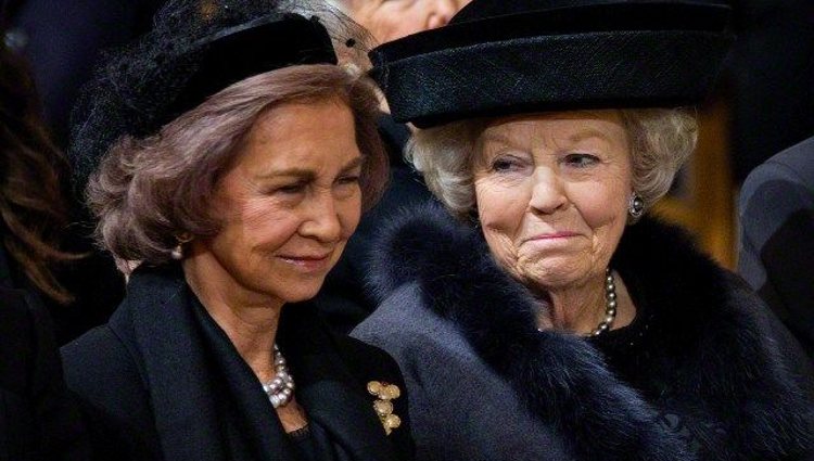 La Reina Sofía y Beatriz de Holanda, muy cómplices en el funeral de Fabiola de Bélgica | Pinterest