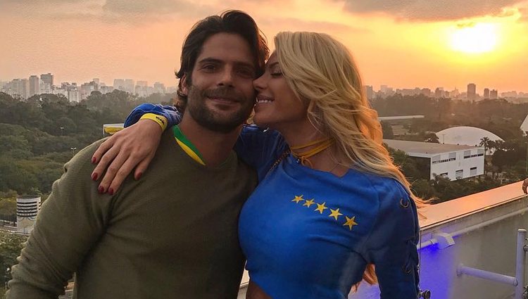 Caroline Bittercourt posa junto a su marido Jorge Sestini / foto: Instagram Caroline Bittercourt