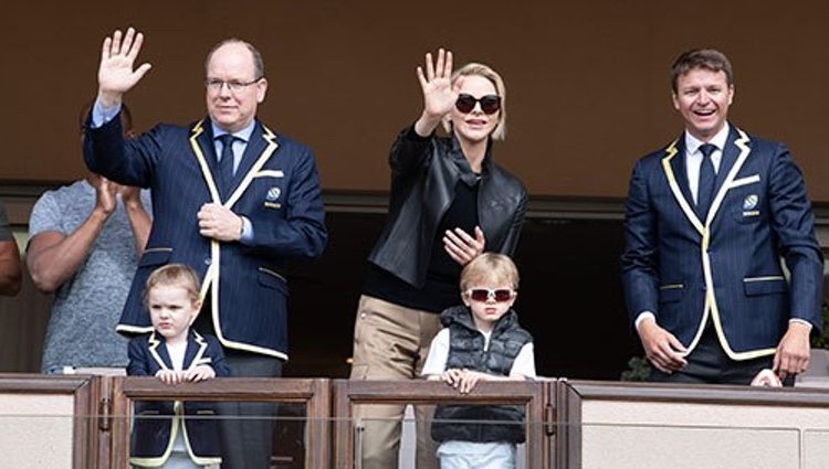 Alberto y Charlene de Mónaco con sus dos hijos | Foto: Eric Mathon, Palais Princier