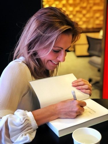 Ángeles Blanco firmando su libro 'Los dos viajes de Evita'