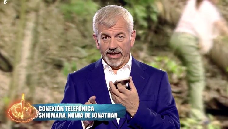 Carlos Sobera hablando con Shiomara en 'Supervivientes: Tierra de Nadie' Foto: Telecinco