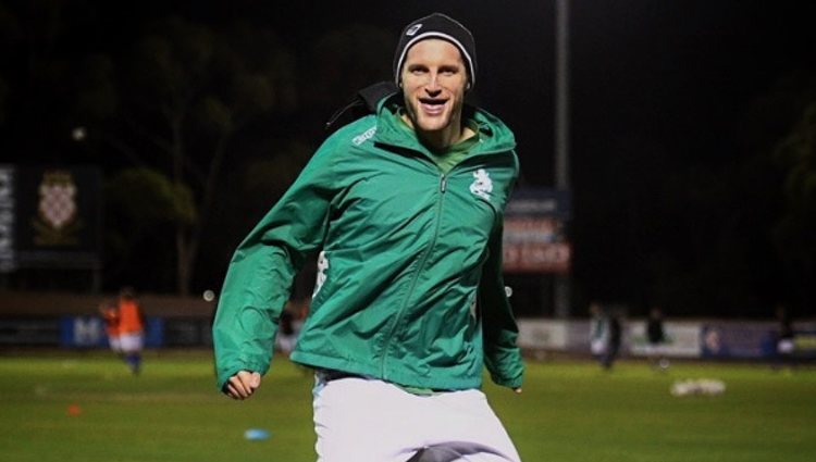 Andy Brennan en el campo de juego entrenando l Foto: Instagram