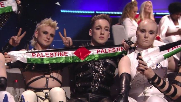 El grupo Hatari muestra la bandera palestina / foto: RTVE.es