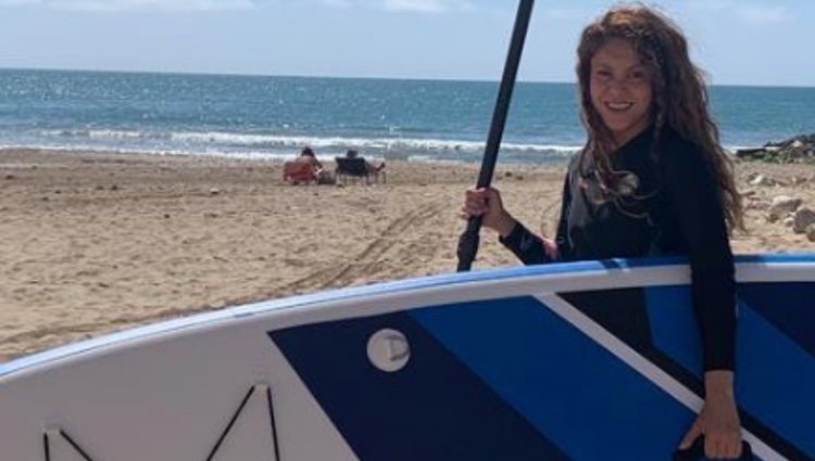 Shakira practicando paddle surf