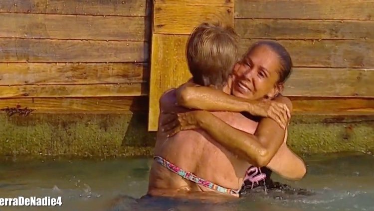 Isabel Pantoja y Chelo García Cortés se funden en un abrazo | Foto: telecinco.es