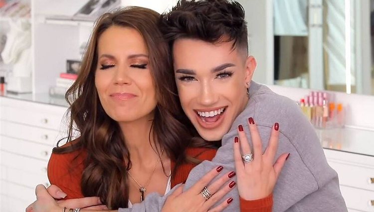 Tati Westbrook y James Charles juntos en un vídeo de Youtuber