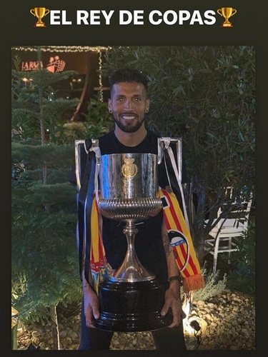 Ezequiel Garay posando con la Copa del Rey / Instagram