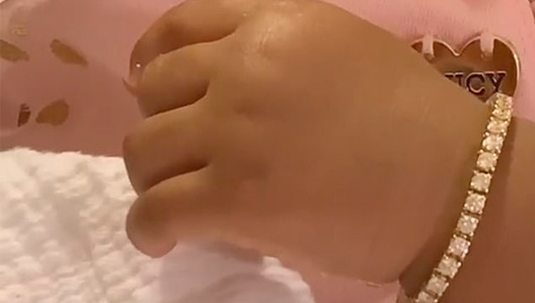 La hija de Cardi B con su nueva pulsera de lujo / Foto: Instagram Cardi B