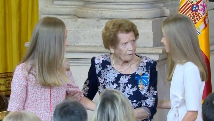 La Princesa Leonor y la Infanta Sofía con Clotilde Veniel