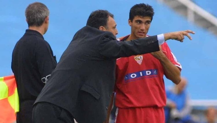 Joaquín Caparrós dirigiendo a José Antonio Reyes / Foto: Twitter