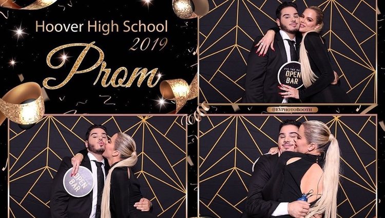 Khloe Kardashian posa con su fan para las fotos oficiales de la prom