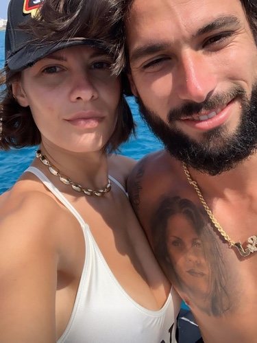 Jota Peleteiro con Jessica Bueno luciendo su tatuaje/ Foto: Instagram