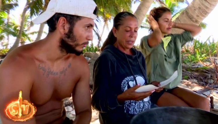 Los concursantes leyendo el pergamino del pirata Morgan | Foto: Telecinco