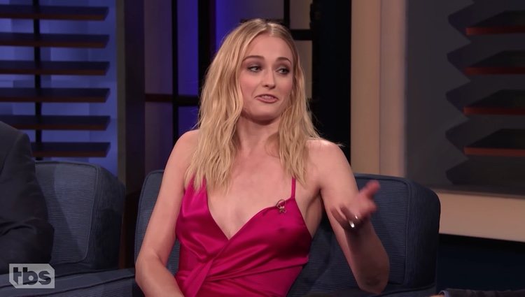 Sophie Turner explicando el fallo de la taza de café