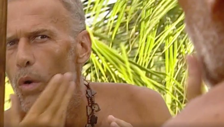 Carlos Lozano mirando su cambio en un espejo en 'Supervivientes' / Foto: Telecinco.es