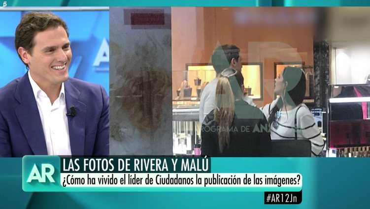 Albert Rivera, muy sonriente mientras salían las imágenes | Foto: Telecinco.es