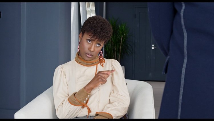 Issa Rae interpretando a April en 'Pequeño Gran Problema' 