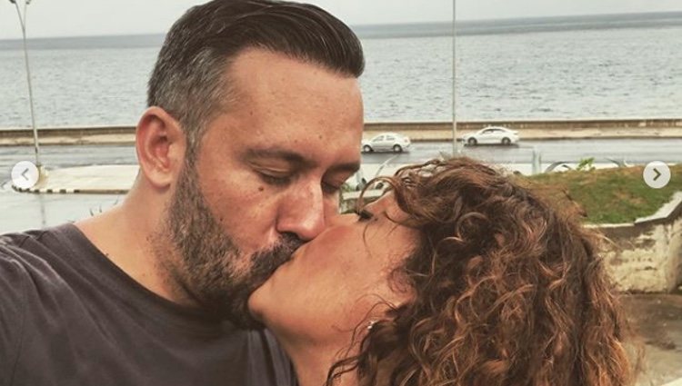 Kike Calleja y Raquel Abad besándose en Cuba l Instagram