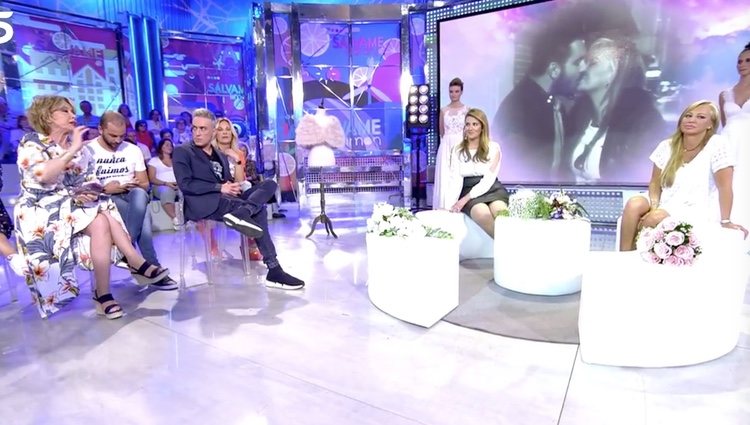 Belén Esteban con sus compañeros de programa | Foto: telecinco.es