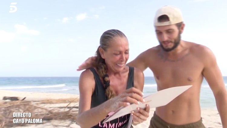 Isabel Pantoja mira atenta su regalo | Foto: telecinco.es